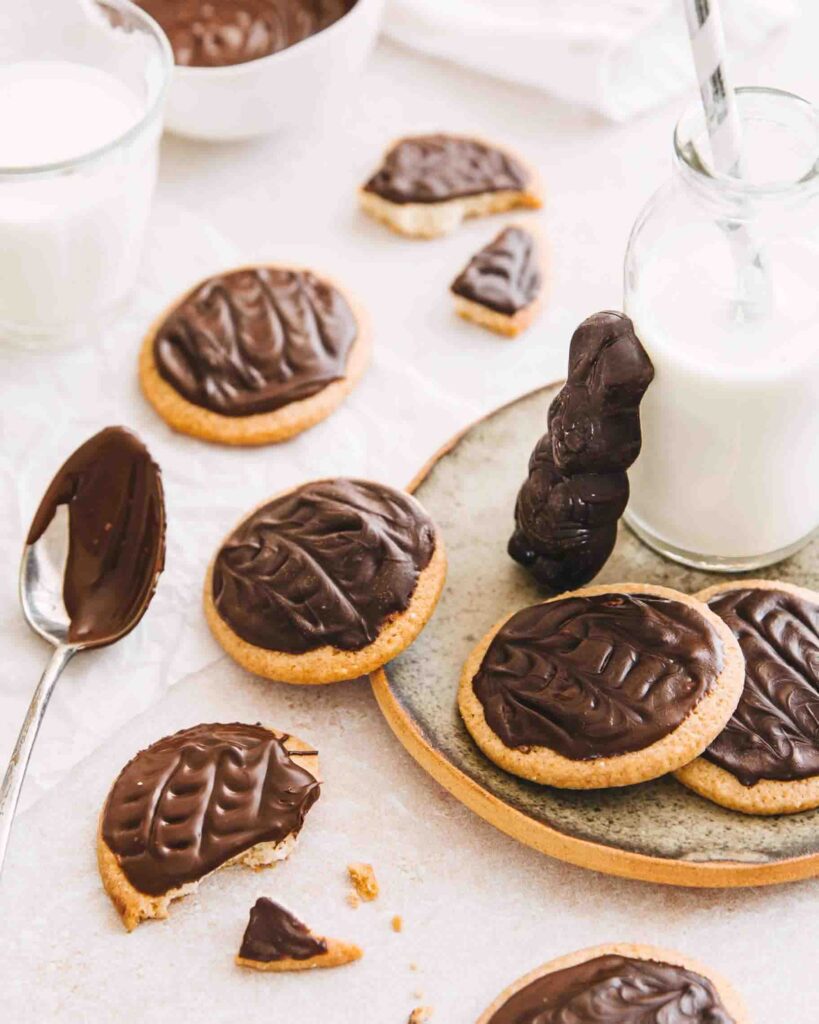 Sablés au chocolat réalisés avec des chocolats de Pâques pour un goûter maison simple et gourmand. Une recette anti-gaspi facile à réaliser.