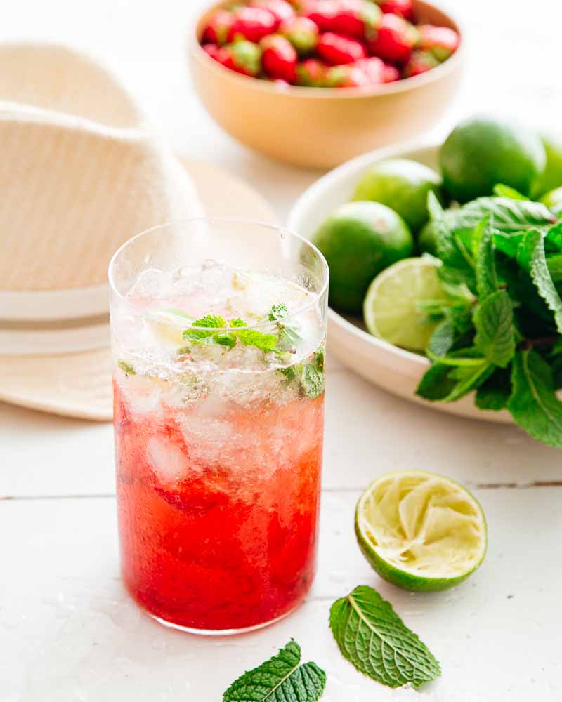 Verre de cocktail façon mojito au coulis de fraise, citron vert et menthe. 