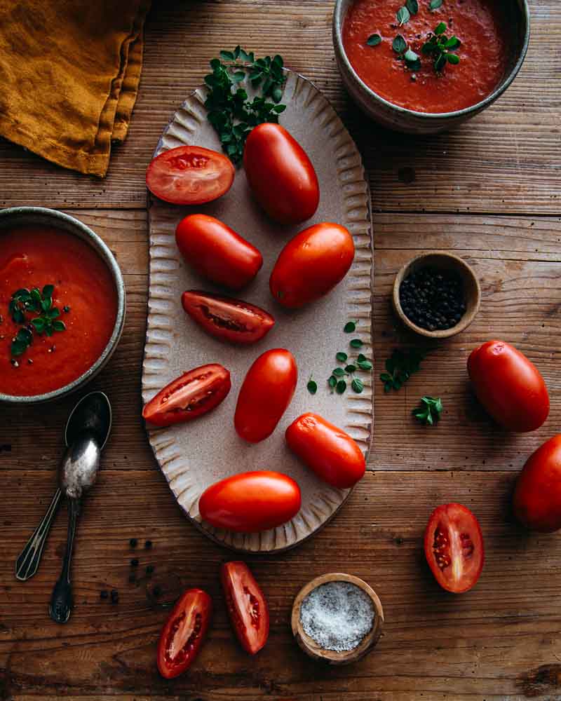 Plat de tomates Roma fraîches ayant servi pour réaliser une soupe de tomates maison. 