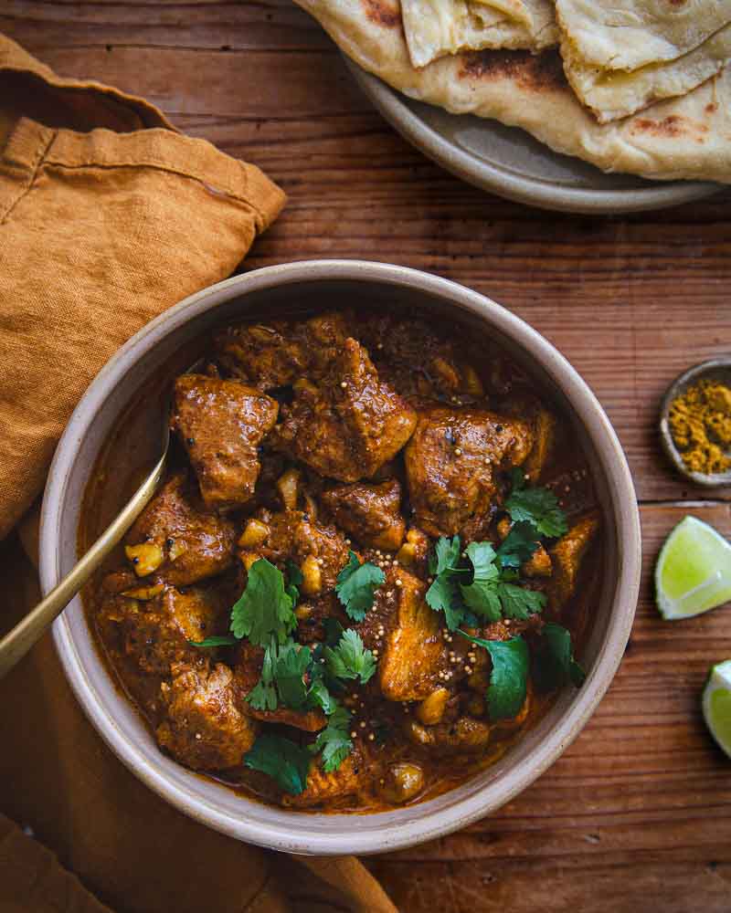 vue de haut d'un plat de poulet tikka massala, une recette indienne revisité par le chef anglais Jamie Oliver. 