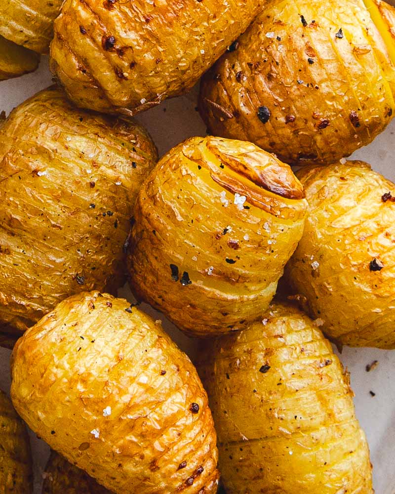 Gros plan sur des pommes de terre Hasselback cuites à l'Air Fryer