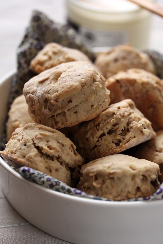 Plat rempli de scones au muesli pour un goûter ou afternoon tea comme en Angleterre. Une recette originale inspirée de scones traditionnels. 