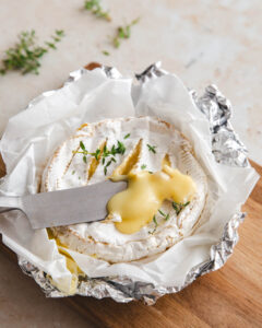 Camembert rôti tout juste sorti de l'air fryer
