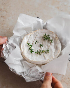 Placer le papier aluminium autour de la boîte du camembert