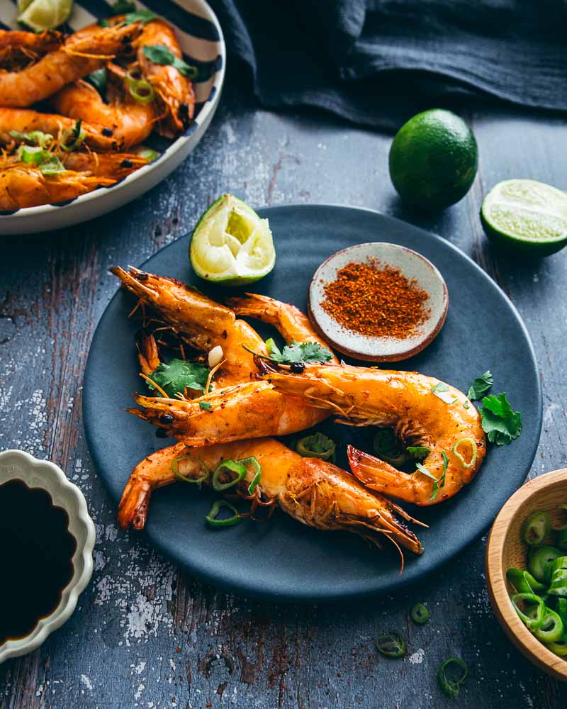 Assiette de crevettes marinées avec ail, gingembre, sauce soja, citron vert et huile et cuites avec à l'Air Fryer