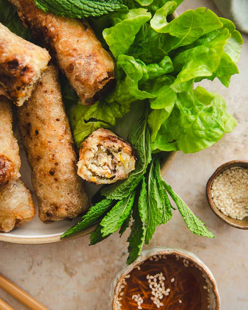 Gros plan sur l'intérieur d'un nem au poulet fait maison et réchauffé à l'air Fryer. 