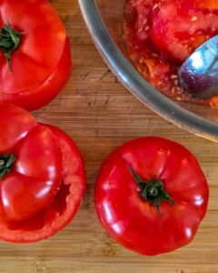 Couper le chapeau des tomates et évider le coeur