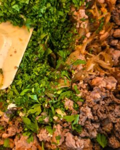 Faire cuire la farce : viande, ail, oignon, tomate et persil