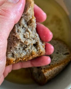 Egoutter le pain et l'émietter