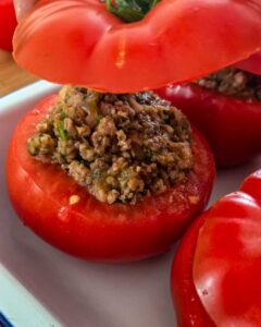 Garnir les tomates de farce et replacer le chapeau dessus