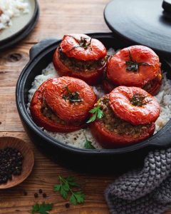 tomates farcies avec riz basmati dans une plat allant au four