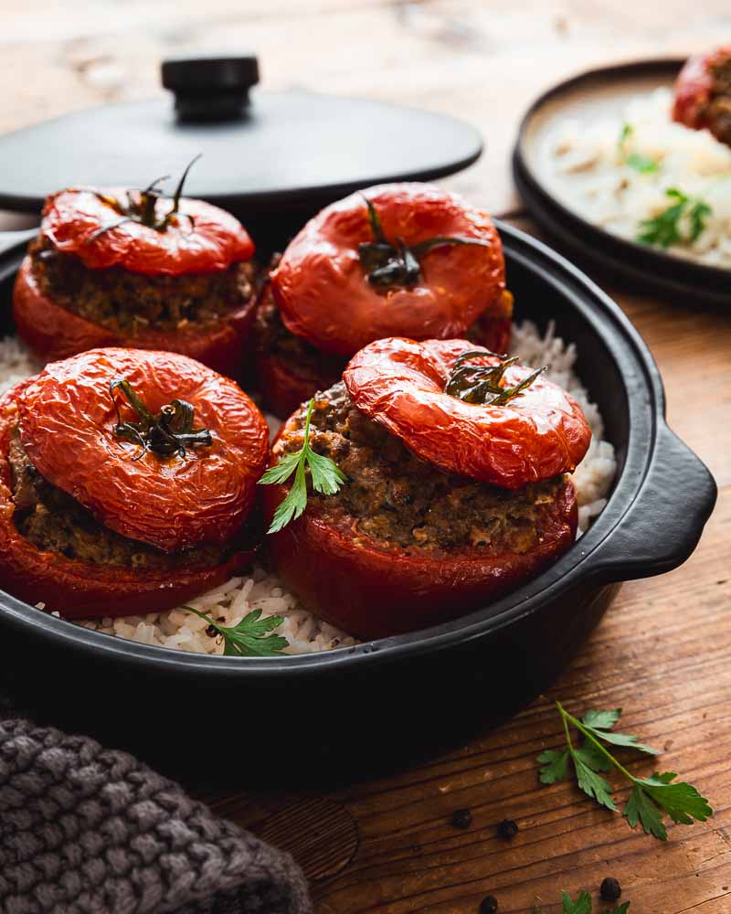 Plat de tomates farcies à la viande de boeuf et à la chair à saucisse servi avec du riz blanc : une recette familiale et conviviale à décliner avec d'autres légumes. 