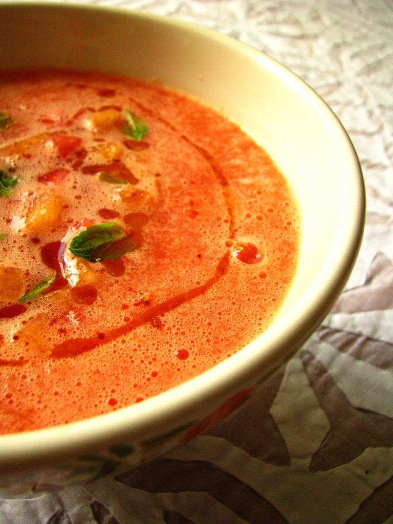 Soupe veloutée de pastèque et de melon pour l'été relevée de gingembre, piment d'Espelette et fleur d'oranger. Un délice à consommer très frais. 