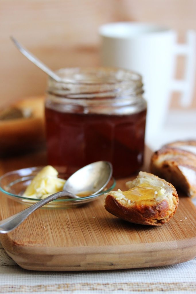 Bout de pain garni de beurre et de gelée de pommes maison au thé Earl Grey