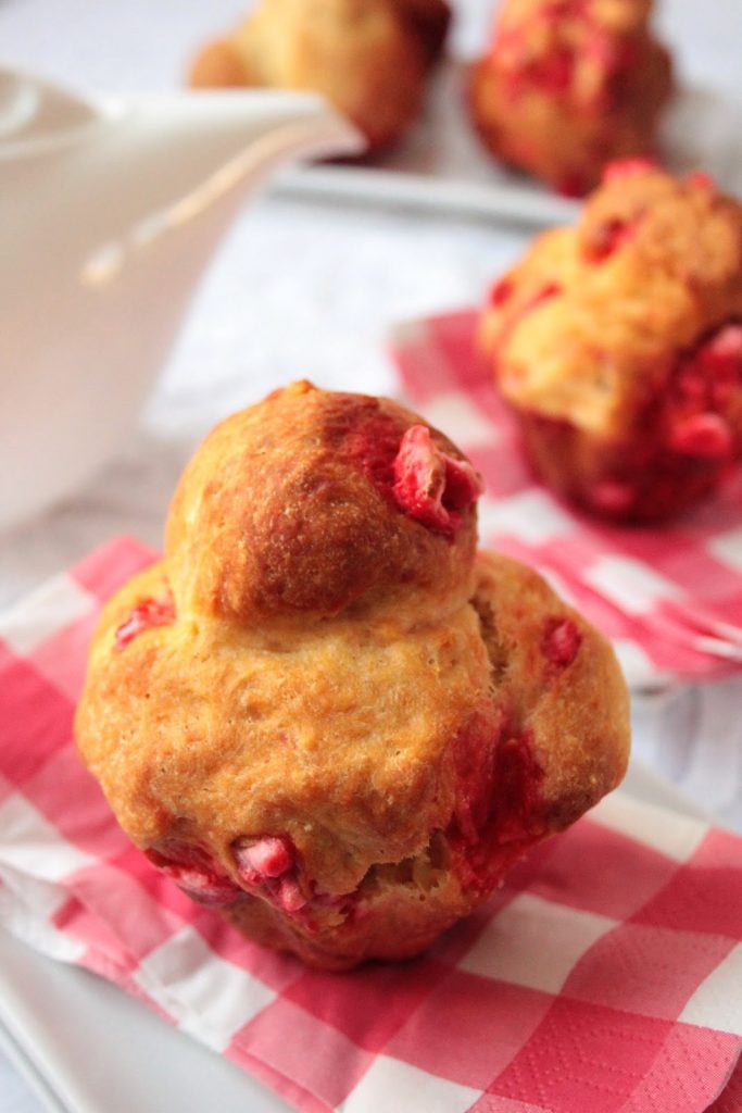 Petite brioche individuelle à tête avec une garniture aux pralines roses. Une recette gourmande pour le goûter. 