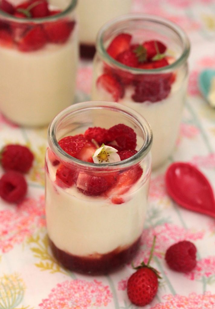 Dessert rapide réalisé en 10 minutes : pots de crème au yaourt et chocolat blanc. Servi avec dru coulis de fruits et des des fruits frais coupés (fraise, framboise...)