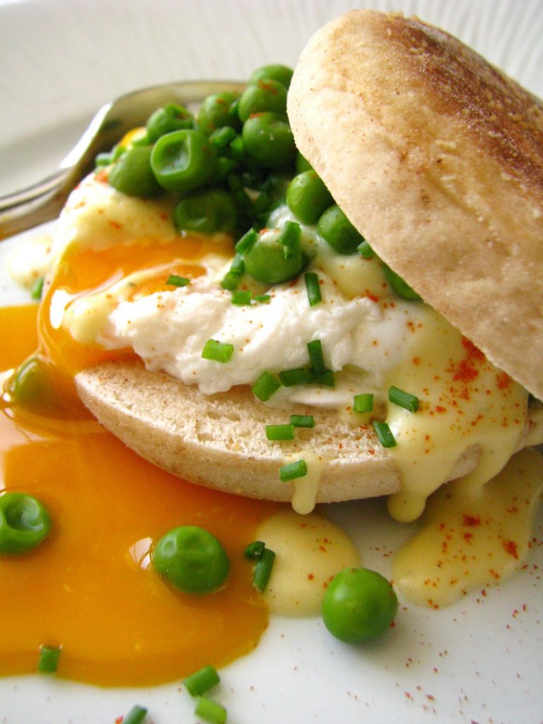 Oeufs Bénédict façon veggie aux petits pois et sauce hollandaise allégée à la crème fraîche et Maïzena. 