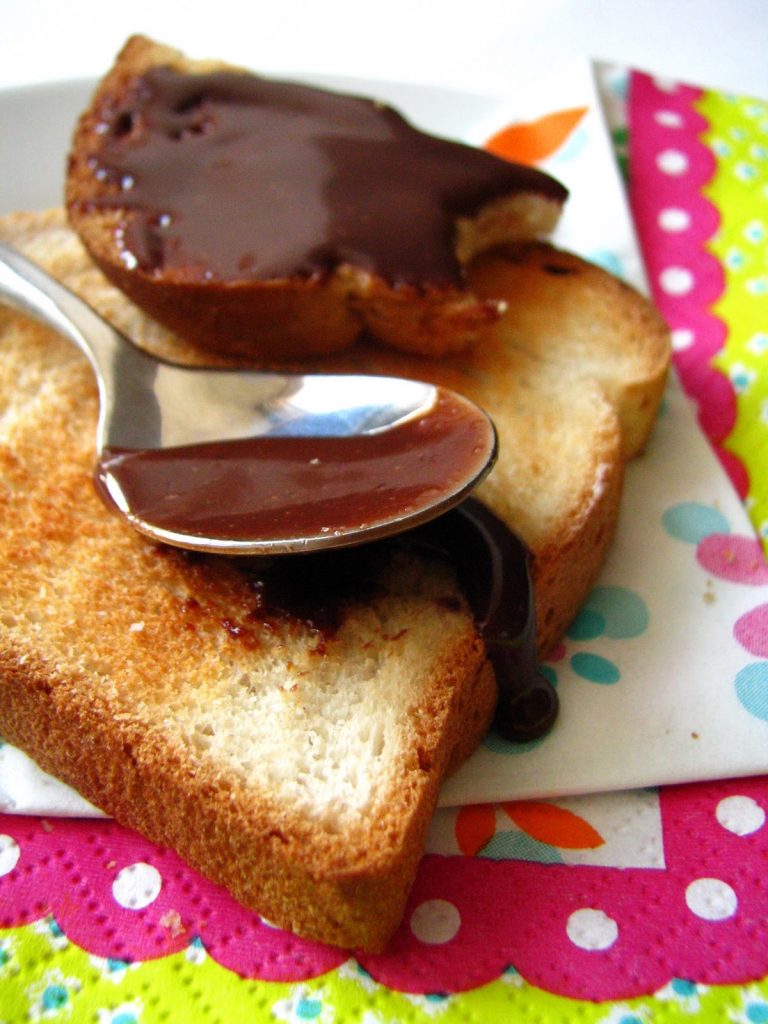 Pâte à tartiner maison à base de purée d'amandes et de chocolat fondu. Une recette facile et saine. 