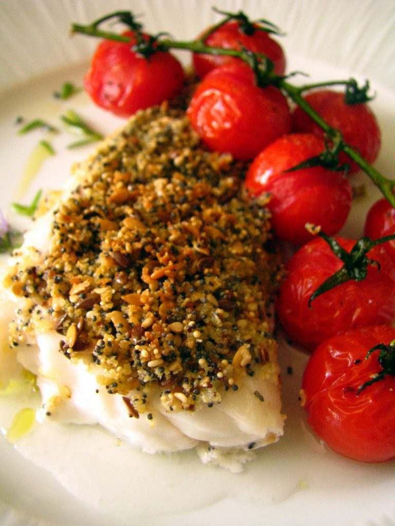 Dos de cabillaud avec une crumble réalisé avec un mélange de graines et de l'huile d''olive, cuit avec des tomates cerise. Une recette à faire au four ou à l'Air Fryer. 