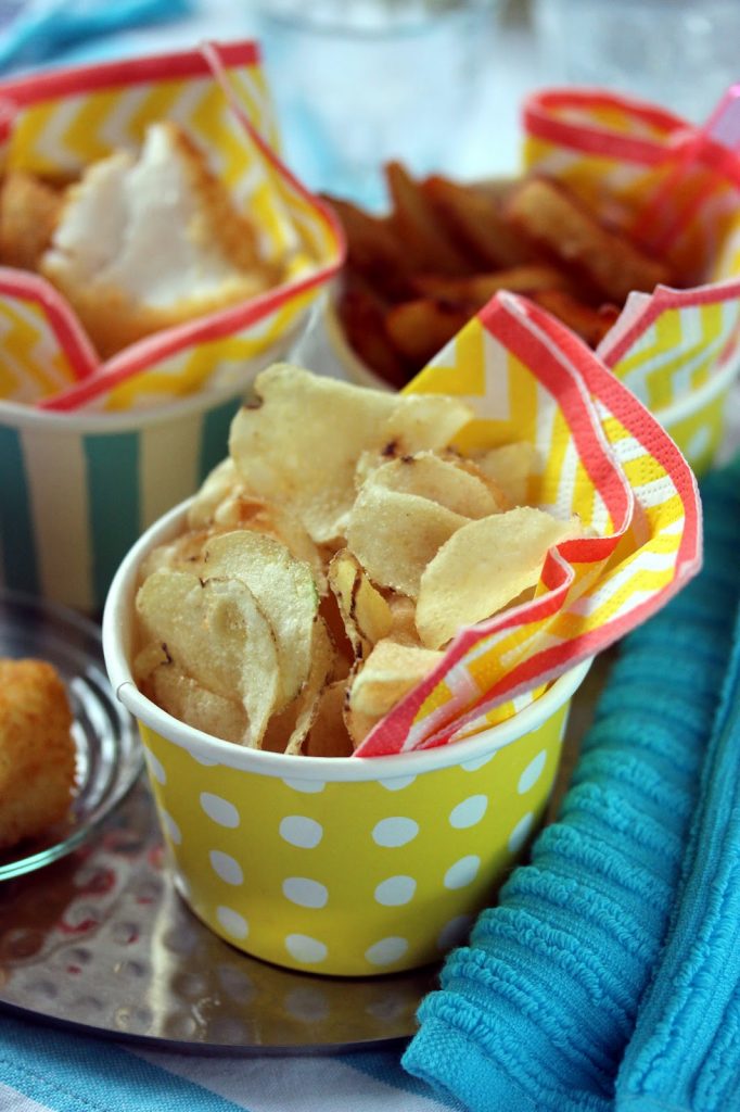 Des chips au vinaigre pour accompagner les bâtonnets de poisson maison : une version du fish & chips rapide et moderne