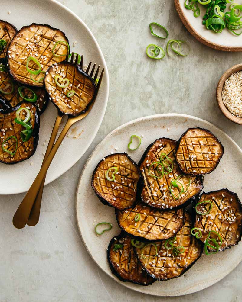 Aubergines coupées en tranches et marinées dans sauce miso puis cuites à l'air Fryer. 