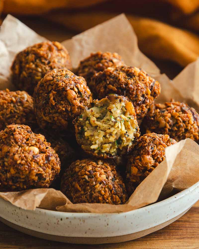 Gros plan sur un bol de falafels faits maison : croustillants à l'extérieur et fondants à l'intérieur