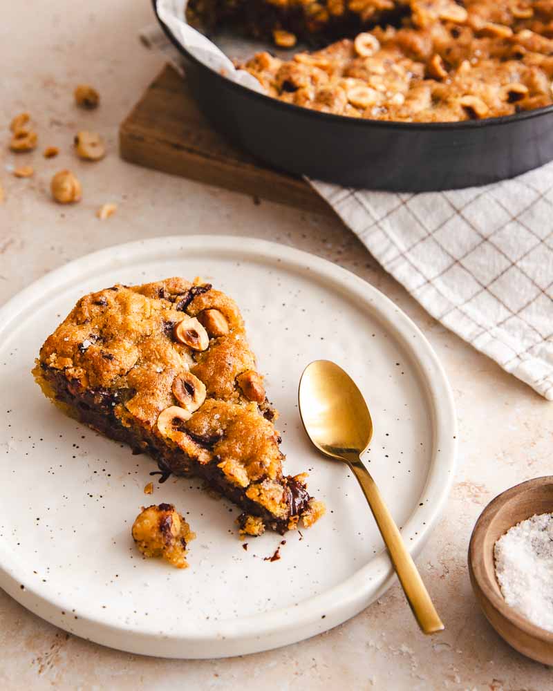 Part de cookie géant chocolat noir et noisettes cuit à l'Air Fryer : une texture croustillante-fondante très gourmande. 