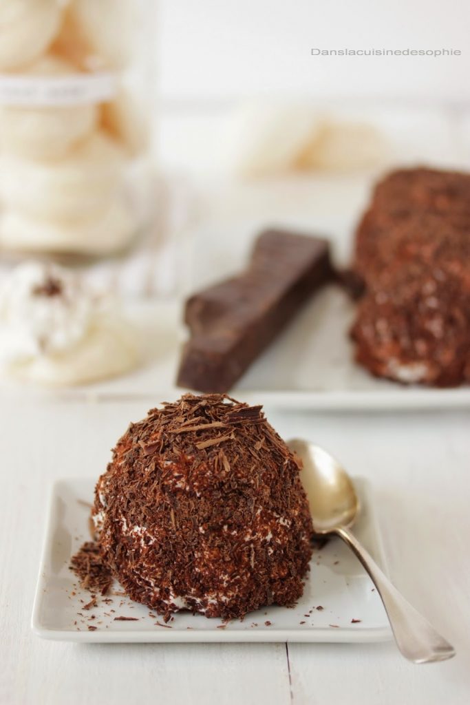 Un merveilleux aux copeaux de chocolat noir renfermant une crème chantilly parfumée à la vanille. 