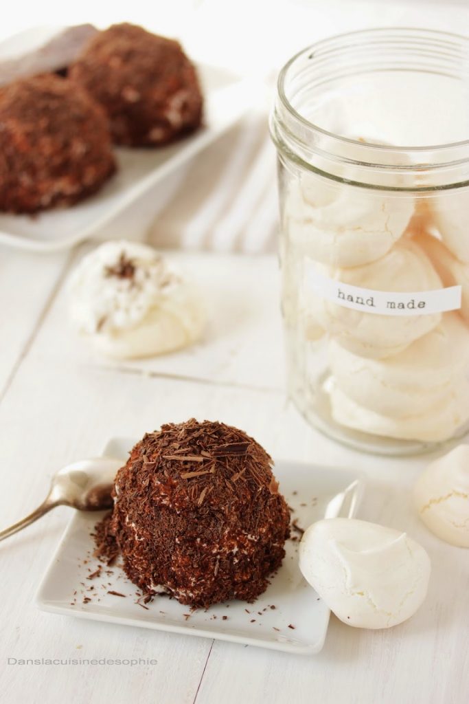 Merveilleux à la chantilly à la vanille et aux copeaux de chocolat prêt à être dégusté.