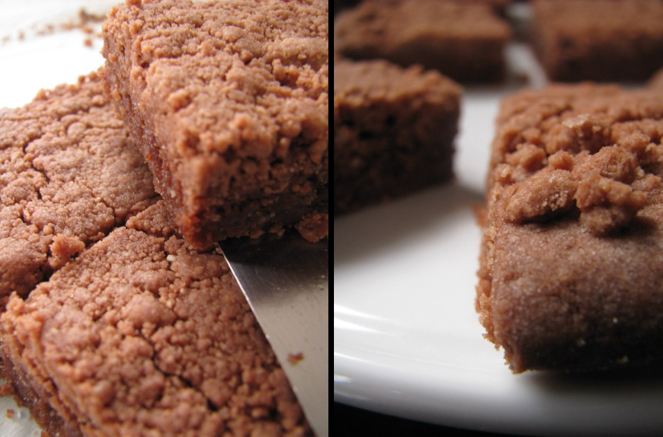 Biscuits sablés au chocolat bi-couche : couche sablée et couche crumble. 