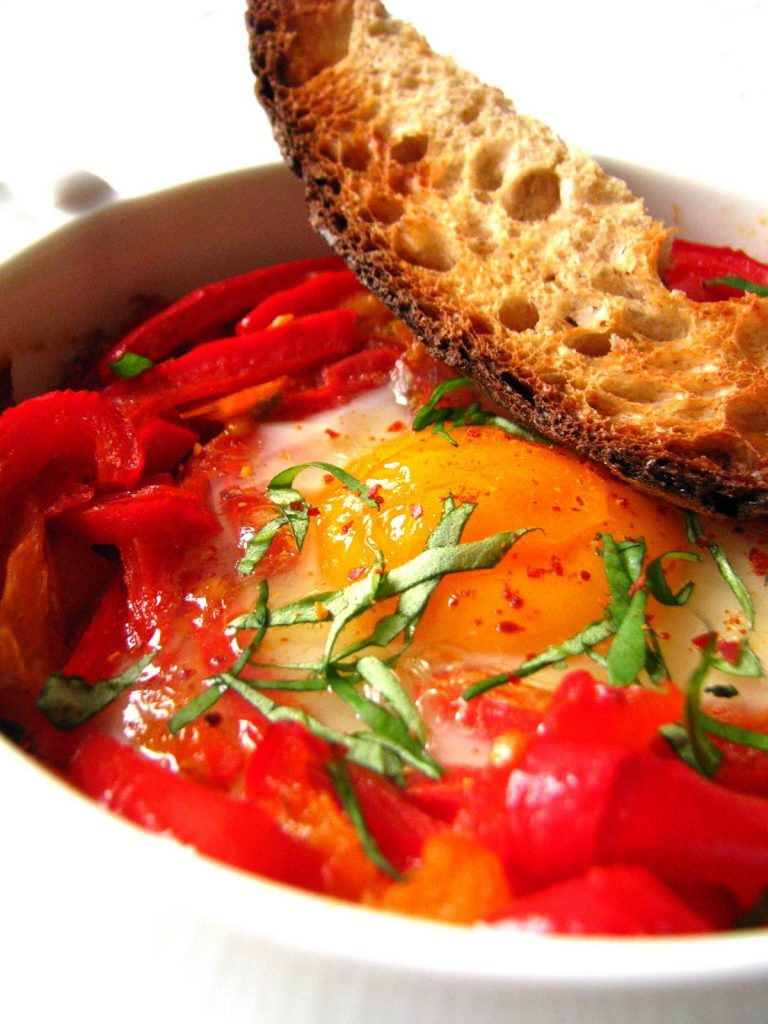 Plat d'oeuf basquaise : oeuf au plat avec des lamelles de poivrons et des tomates cerises cuisinées avec du piment d'Espelette. 