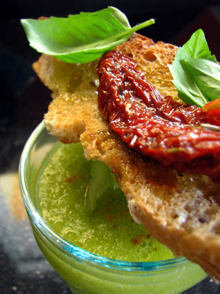 Gaspacho de tomates vertes green-zebra et sa tartine de tomate rouge confite à l'huile d'olive. 