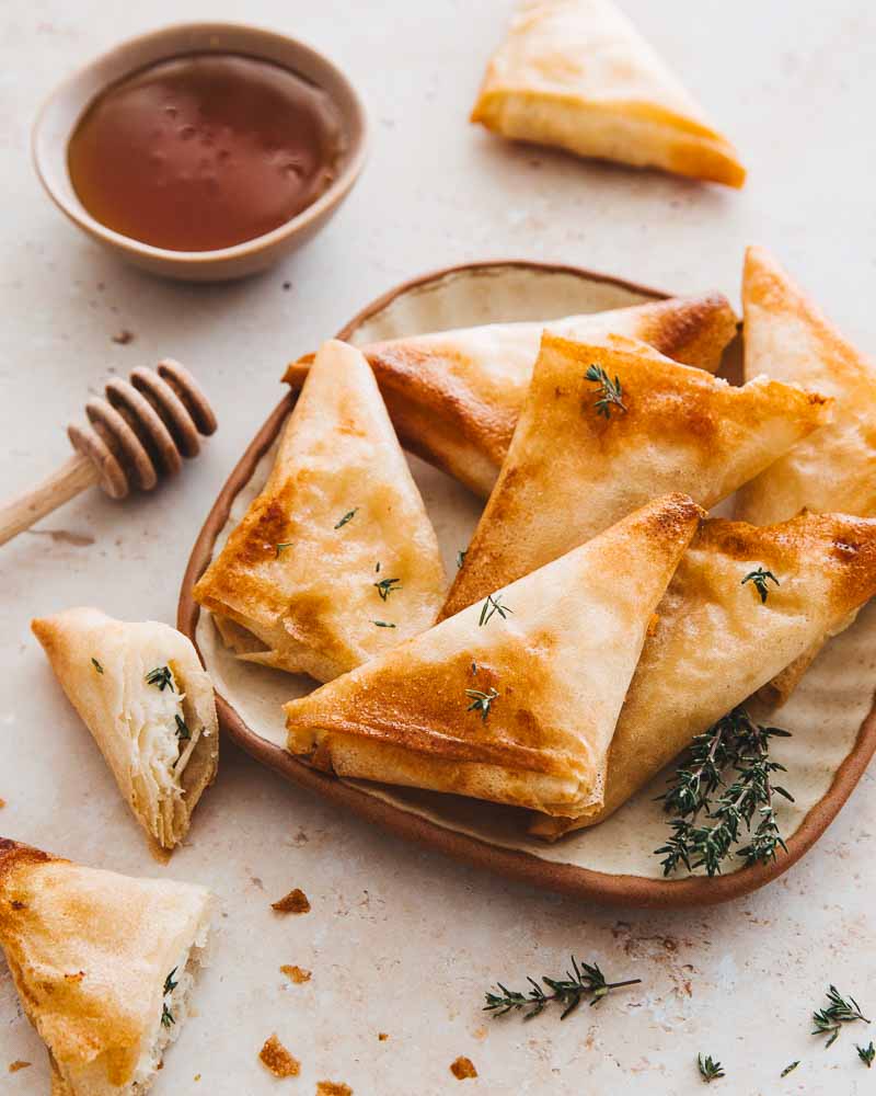 Bricks au chèvre frais tout juste sortis de l'Air Fryer après une cuisson à l'Air Fryer. 