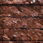Brownie aux noix cuisson Air Fryer vue de haut et tout juste découpé.