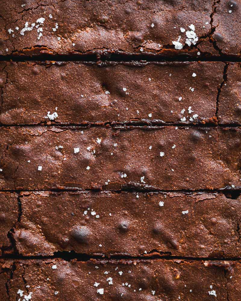 Brownie aux noix avec quelques grains de fleur de sel, cuisson Air Fryer. Vue de haut et tout juste découpé.