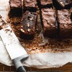 Brownies aux noix découpées en part, cuisson air Fryer