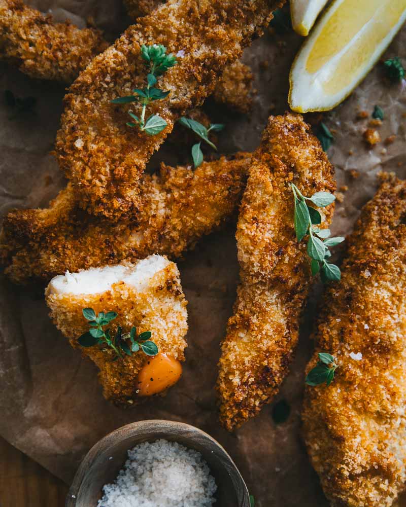 Gros plan sur des filets de poulet croustillants avec une panure panko. 