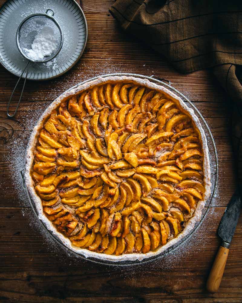 Tarte aux pêches tout juste saupoudrée de sucre glace avant la  dégustation