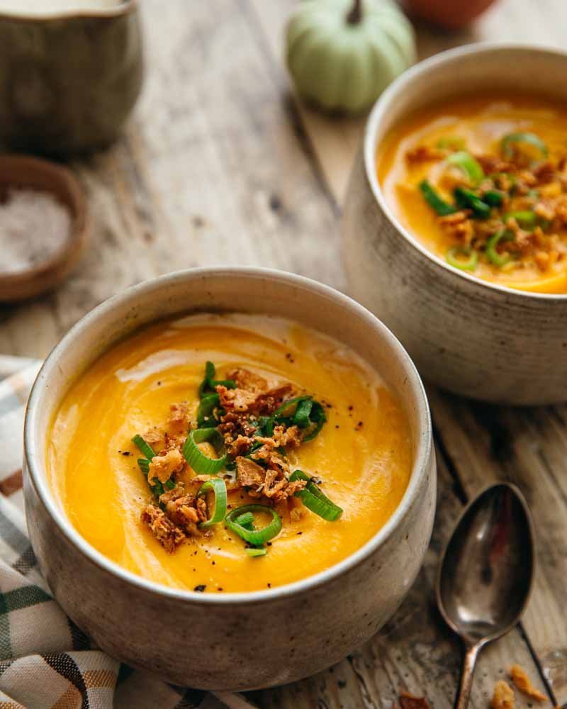 Velouté de légumes d'automne avec topping aux oignons