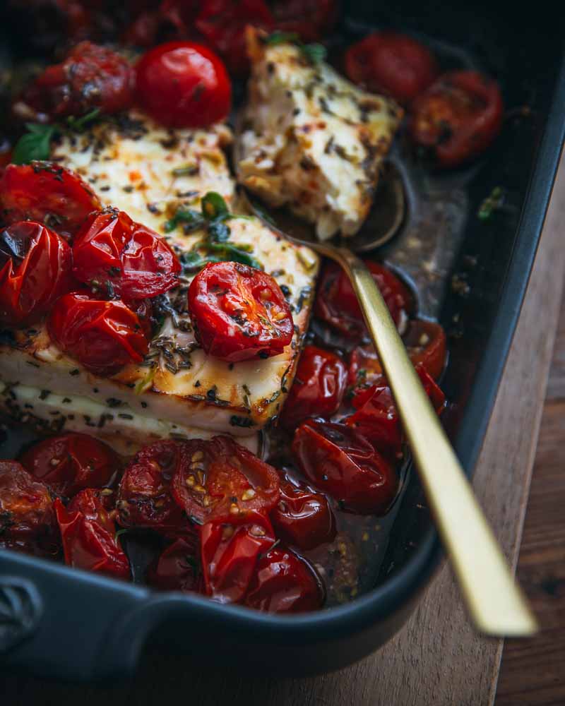 Plat de féta rôtie et de tomates cerises cuits dans un Air Fryer. 