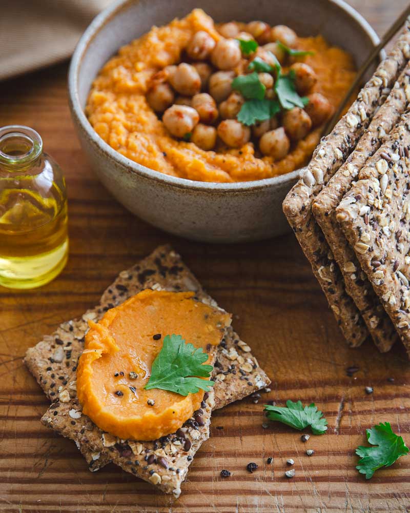 Crackers à l'avoine et graines de chia avec du houmous de patate douce cuite à l'Air Fryer