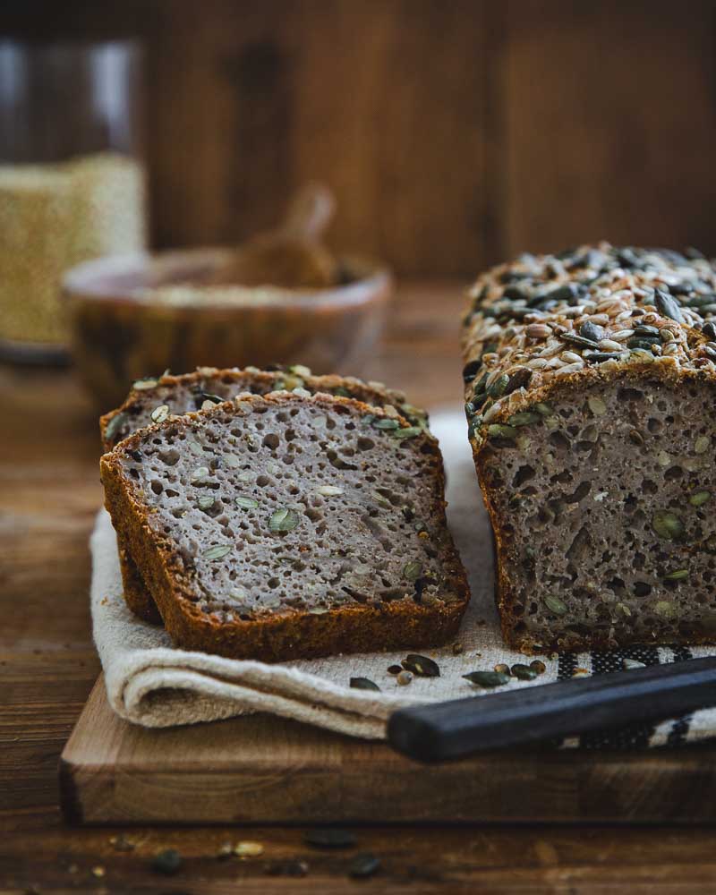 Pain au sarrasin sans gluten tranché avec des graines de courge et de tournesol. 