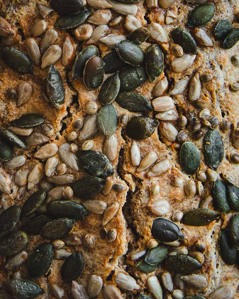 Gros plan sur la croûte du pain au sarrasin sans gluten