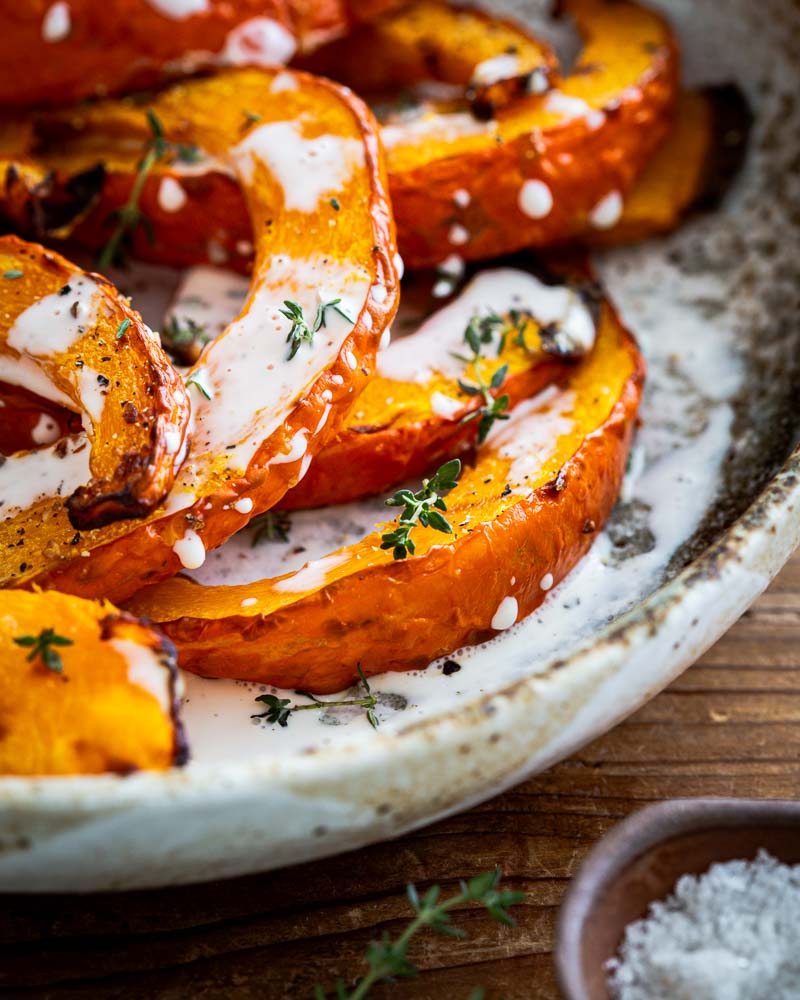 Potimarron rôtis à l'air Fryer servis avec du thym et de la crème soja