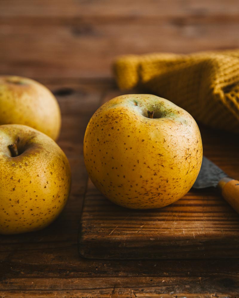 Pommes Chanteclerc posées sur une planche en bois