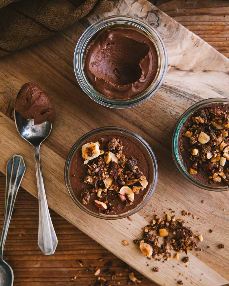Petits pot de crème dessert au chocolat et tofu soyeux dans une ambiance rustique en bois