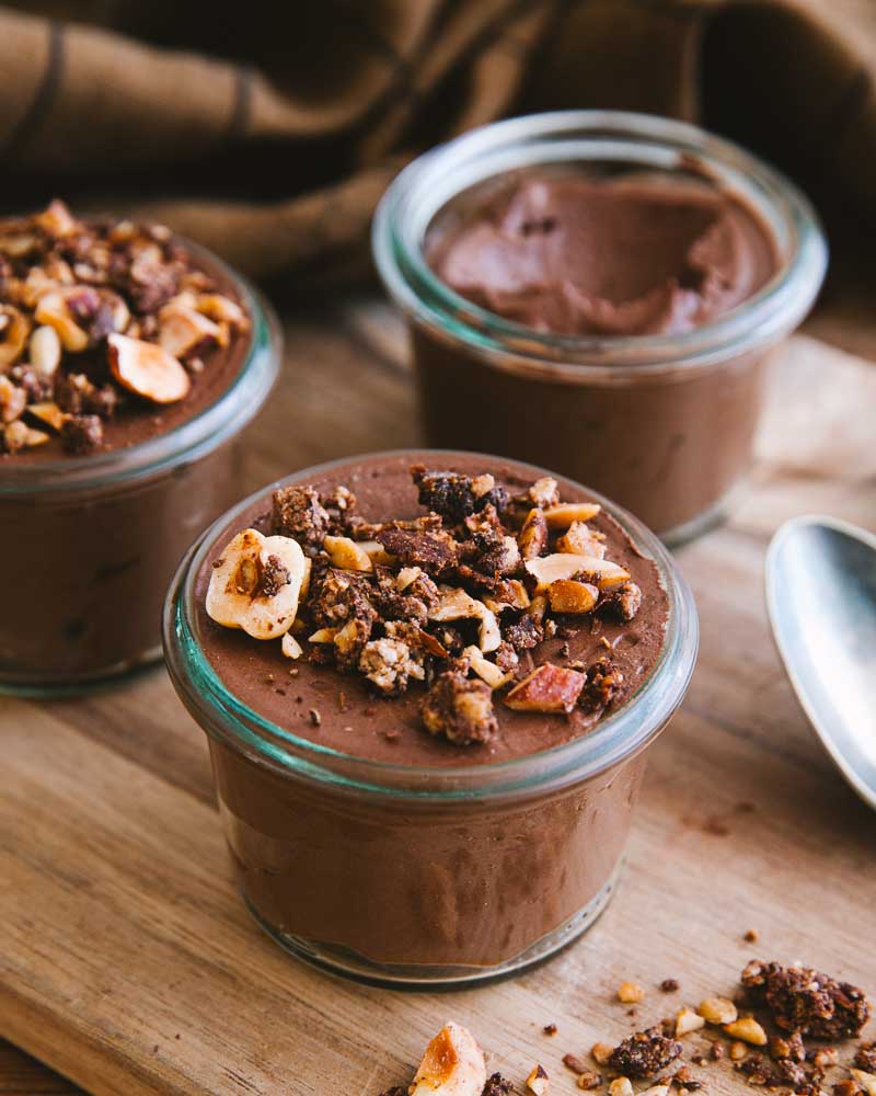 Crème dessert au chocolat végétale au tofu soyeux et chocolat noir avec un granola au chocolat, noisettes et amandes