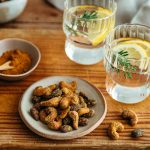 Noix de cajou et amandes au curry grillées à l'air fryer pour l'apéritif