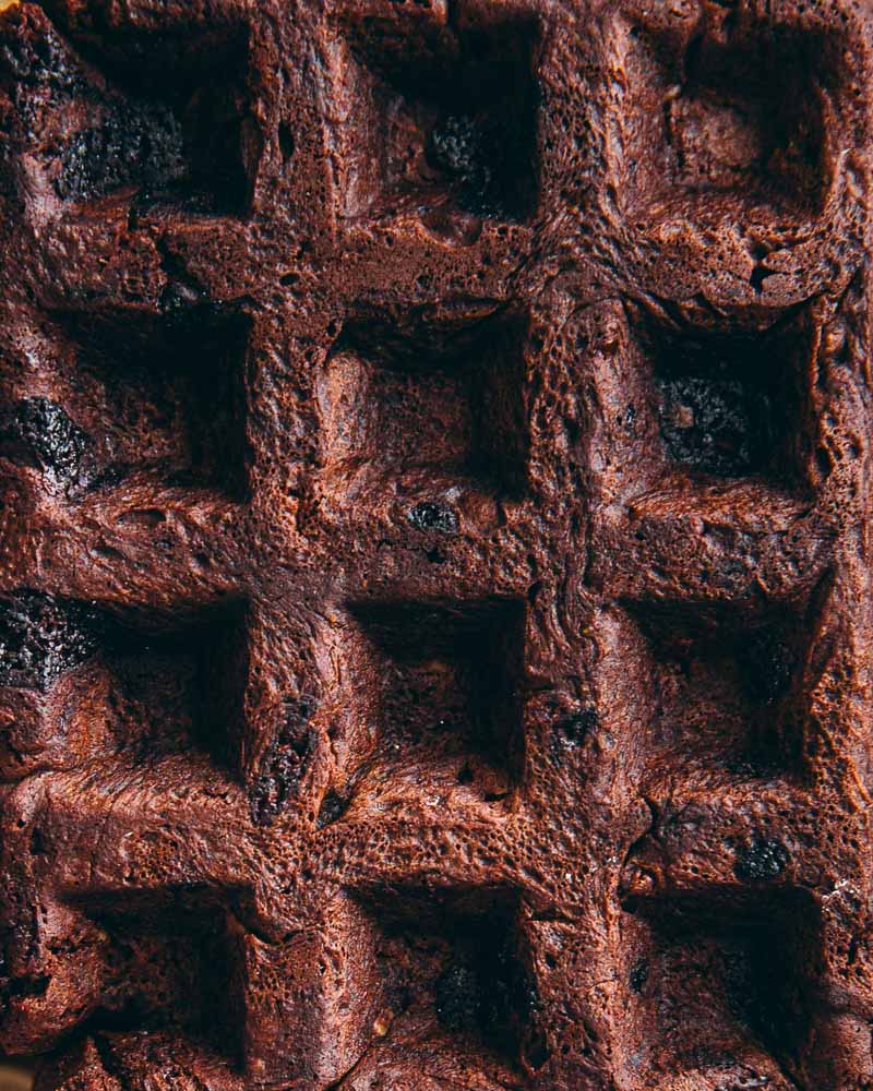 Vue gros d'une gaufre brownies maison avec des pépites de chocolat