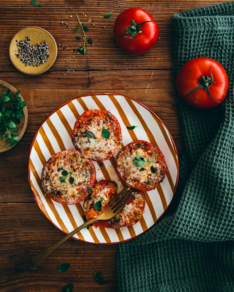 Assiette de tomates rôties air fryer au pecorino et origan